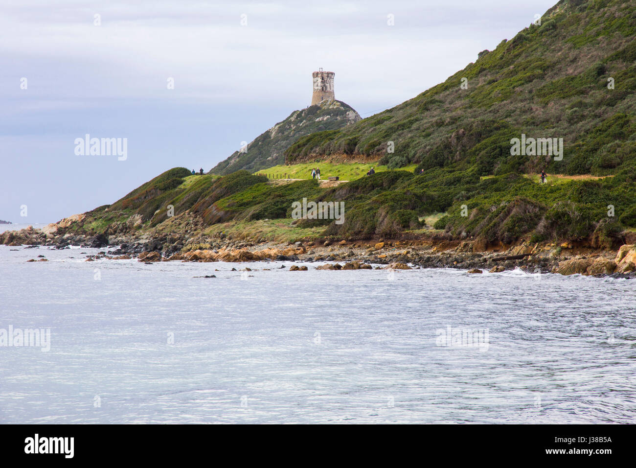 Tours de surveillance de la génoise 15e et 16e siècle peut être vu le long de la pittoresque des promontoires du point de la Parata, 15km au sud-ouest d'Ajaccio, Corse Banque D'Images