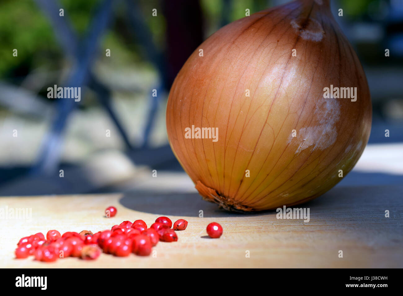 L'oignon et de poivre rose. Se concentrer sur l'oignon. Banque D'Images