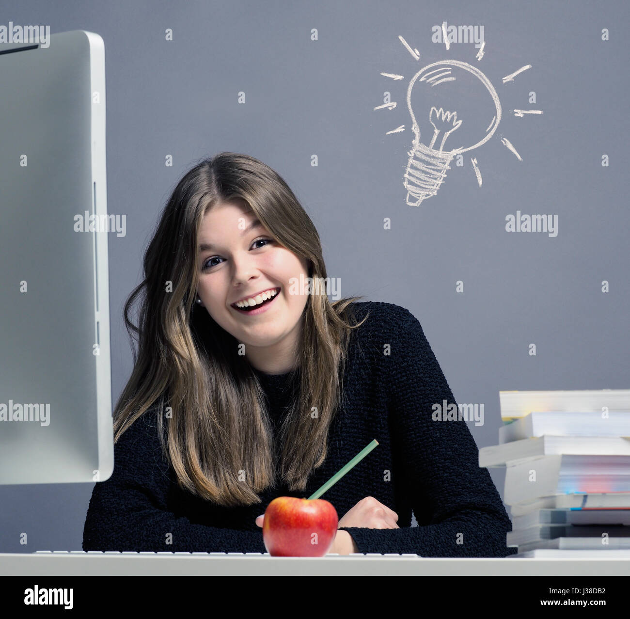 Jeune femme dans un bureau à travailler sur un ordinateur, grande idée concept Banque D'Images