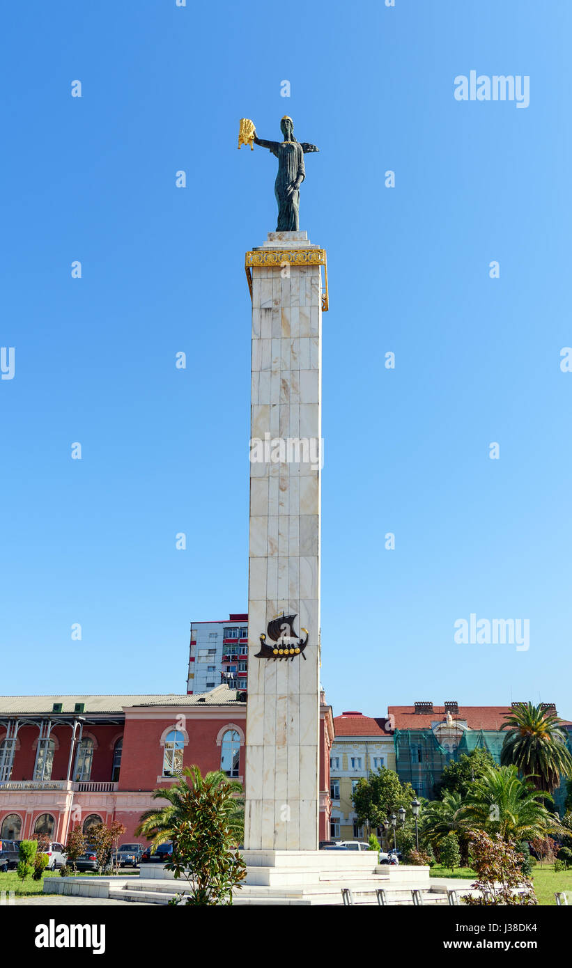 Batumi, Géorgie - 03 octobre, 2016 : Statue de Medea sur fond de ciel bleu en Europe Square Banque D'Images
