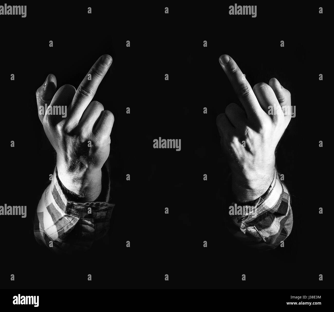 Homme en colère, la main avec doigts du milieu, sur fond noir, le concept  de la haine, l'aversion, l'insatisfaction Photo Stock - Alamy