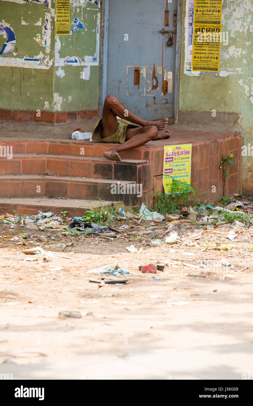 Mendiant, sans-abri dormant dans la rue, l'Inde, le Tamil Nadu Banque D'Images