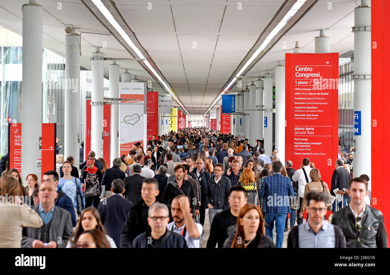 Foule de visiteurs entrer à la foire internationale Salone del Mobile, au cours de l'assemblée annuelle, la semaine du design de Rho Fiera de Milan, Italie. Banque D'Images