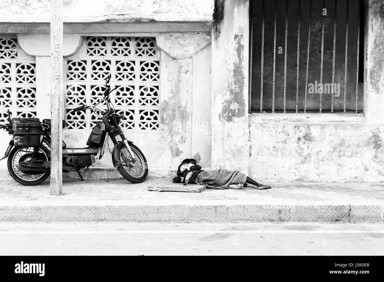 Film image éditoriale. Pondicherry, Tamil Nadu, Inde - le 24 juin 2014. Les sans-abri et les pauvres l'écriture, dormir, marcher dans la rue Banque D'Images