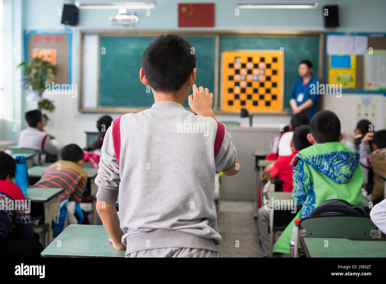 Chengdu, province du Sichuan, Chine - 31 mars 2017 : écolier chinois pointant son doigt vers le bord pour résoudre un problème d'échecs dans une école chinoise Banque D'Images