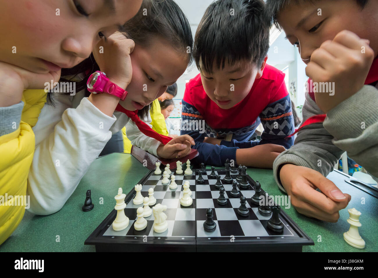 Chengdu, province du Sichuan, Chine - 31 mars 2017 : Enfants jouant aux échecs dans une école, Chengdu, province du Sichuan, Chine Banque D'Images