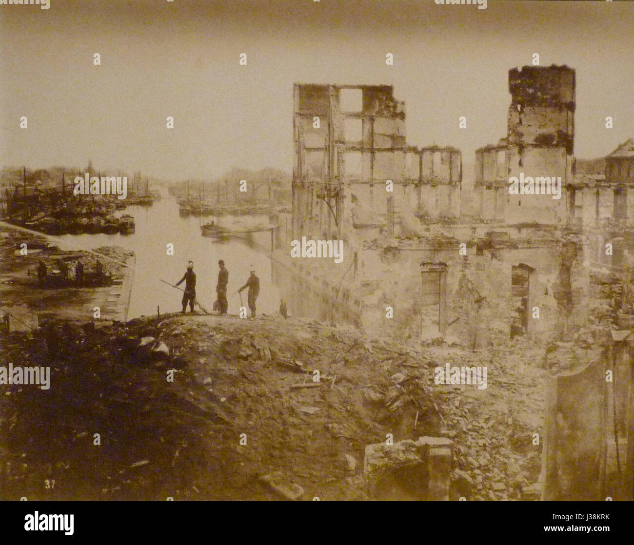 La commune de Paris était un gouvernement socialiste révolutionnaire qui gouverna Paris brièvement en 1871. Les Docks de la Villette, situés dans le 19ème arrondissement, ont joué un rôle crucial dans l’industrialisation de Paris et demeurent un site historique et architectural important. Banque D'Images