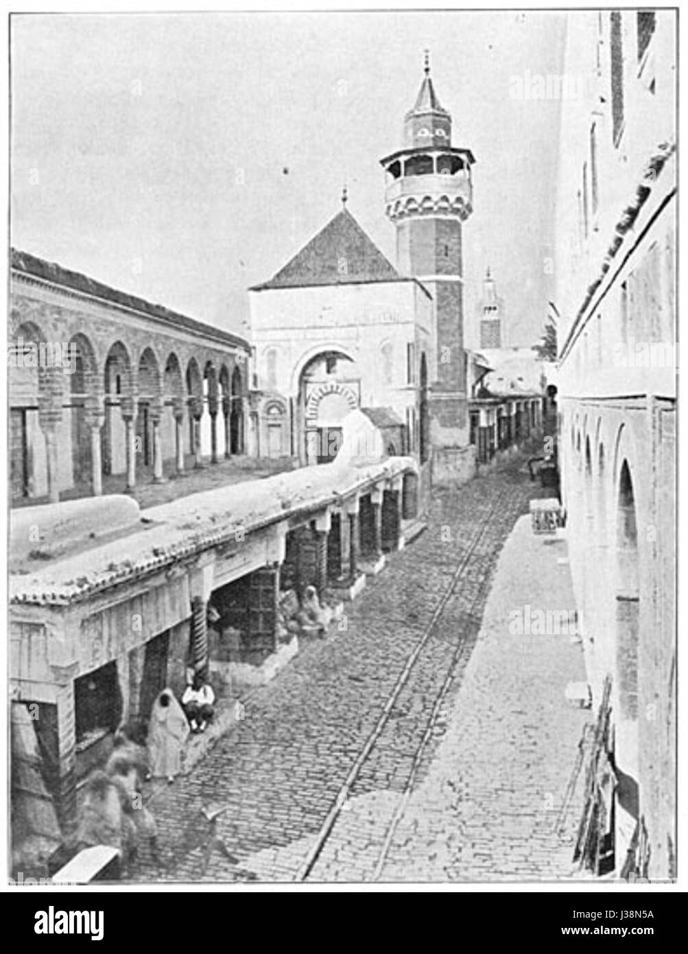 De moskee Becquia à Tunis fait référence à une mosquée située dans la ville de Tunis, en Tunisie. Il est historiquement important dans le paysage culturel islamique de la région, contribuant au patrimoine architectural et religieux de la Tunisie. Banque D'Images