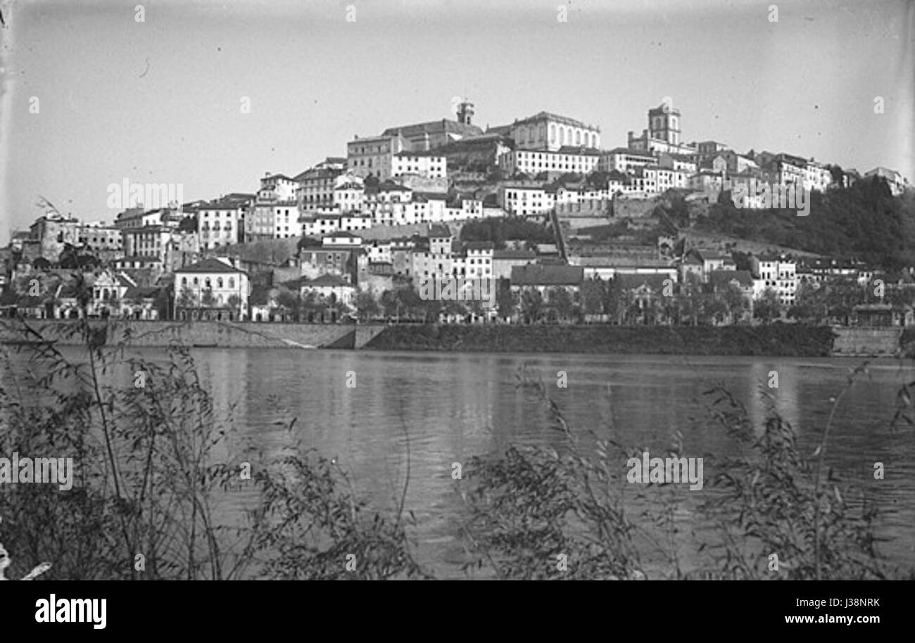 Cette vue pittoresque de Coimbra, au Portugal, met en valeur la beauté de la ligne d'horizon de la ville et le flux de la rivière Mondego. Coimbra est réputée pour son université historique et son importance dans la culture et l'histoire portugaises. Banque D'Images