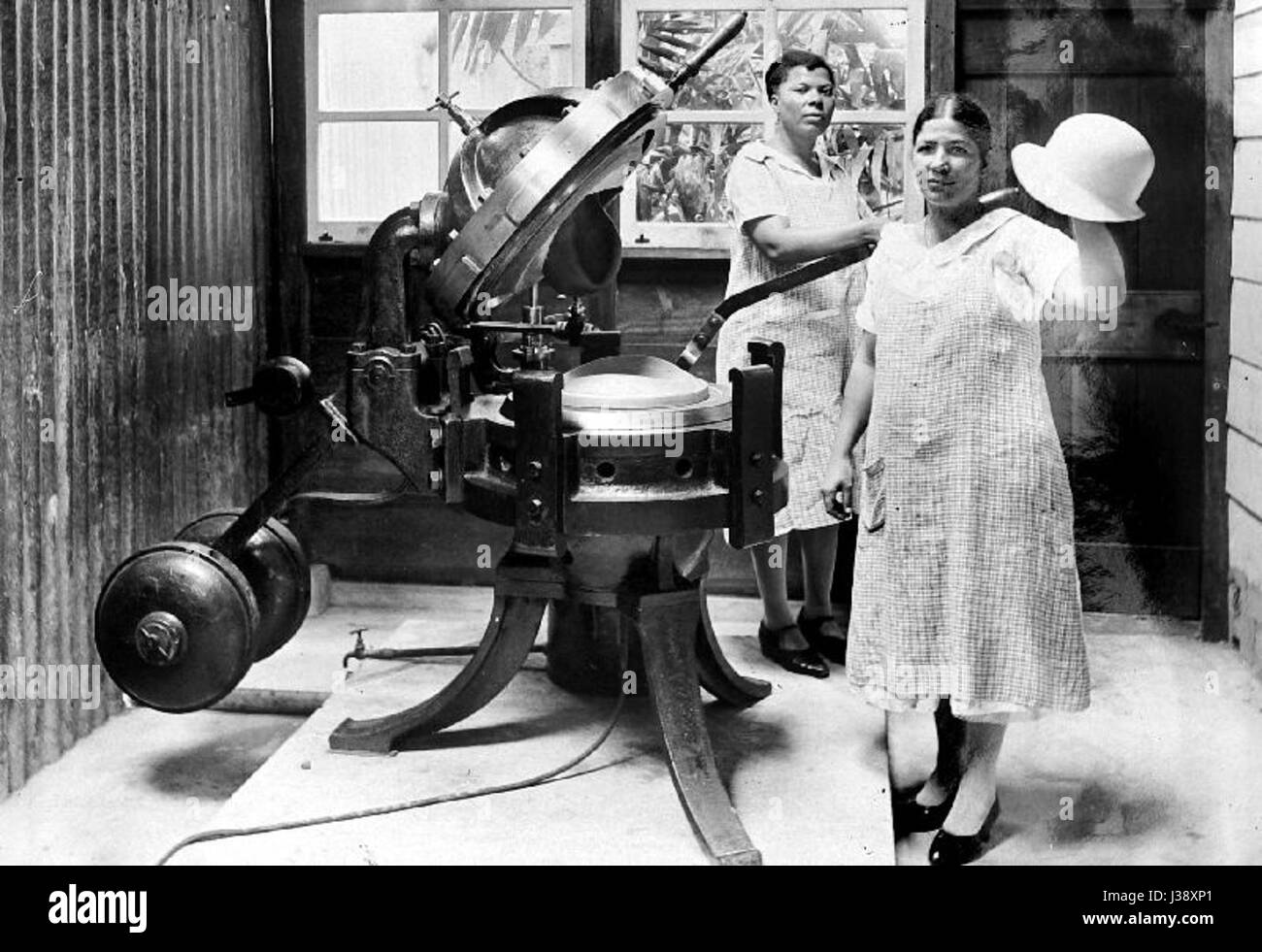 Cette image présente un chapeau traditionnel produit comme produit final à l'école de tissage catholique romaine de Maria, qui fait partie de la collection du Musée national des cultures du monde. Il reflète l'artisanat et le patrimoine culturel liés à l'éducation religieuse. Banque D'Images