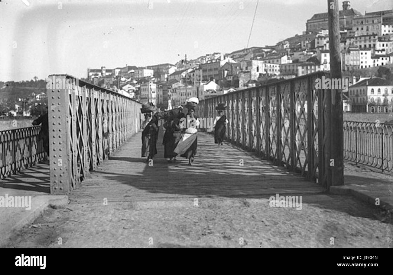 Ce titre français se traduit par « vue de Coimbra et du pont Mondego ». Il fait référence à une image ou une description de Coimbra, Portugal, avec un accent sur l'emblématique fleuve Mondego et son pont. Banque D'Images