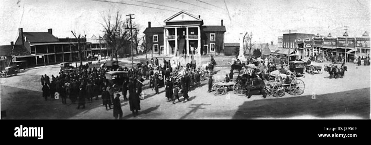 Courthouse Square à Martinsville est un site historique, connu pour son palais de justice central et l'architecture environnante. Il constitue un point de repère clé dans la ville, représentant le patrimoine civique et judiciaire de la communauté. Banque D'Images Courthouse Square à Martinsville est un site historique, connu pour son palais de justice central et l'architecture environnante. Il constitue un point de repère clé dans la ville, représentant le patrimoine civique et judiciaire de la communauté. Banque D'Images
