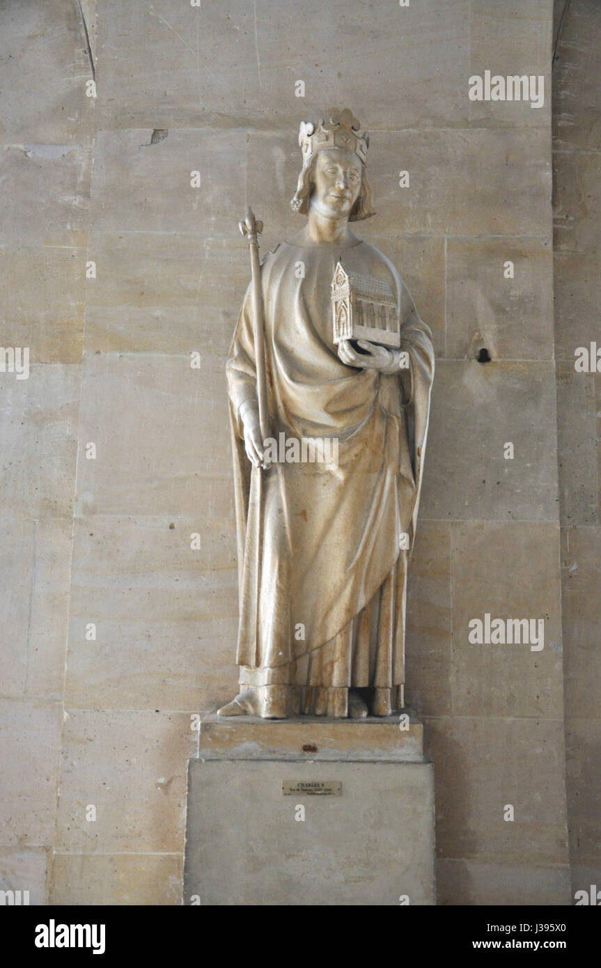 Un portrait de Charles V, exposé dans une galerie basse en pierre. La pièce met en valeur sa tenue royale et sa présence impériale. Banque D'Images