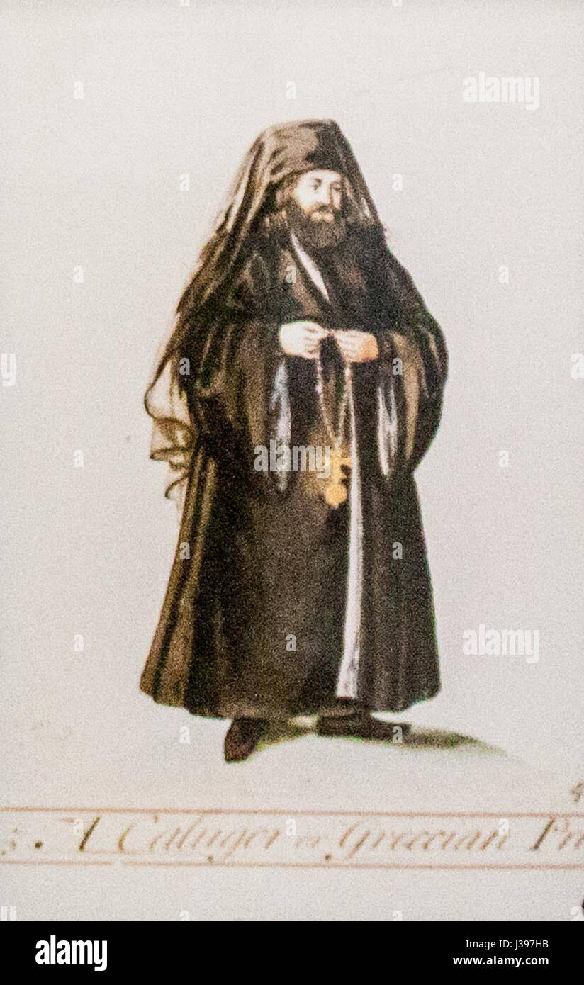 Le costume d'un prêtre grec comprend généralement des vêtements religieux traditionnels tels que des robes, une étole et une coiffe, souvent portés pendant les services liturgiques. Il reflète la tenue vestimentaire utilisée dans la tradition chrétienne orthodoxe. Banque D'Images