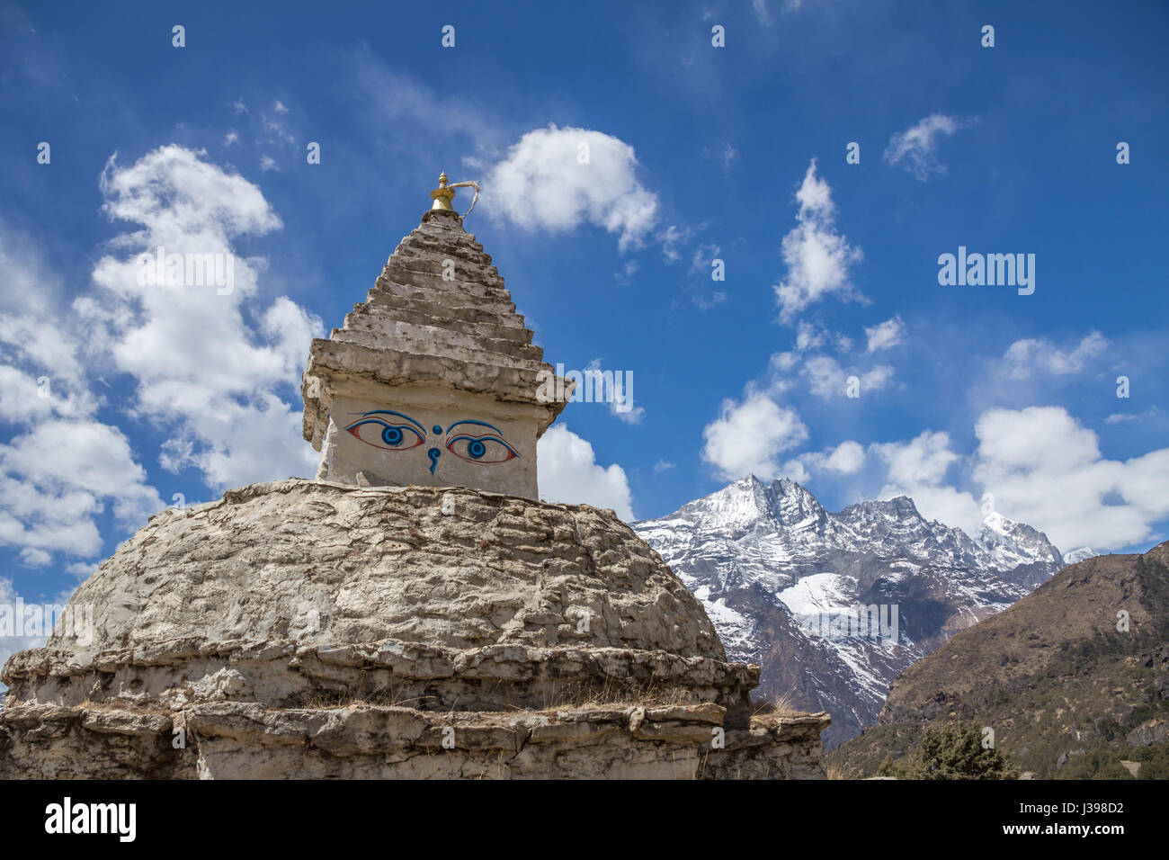 Stupa de pierre avec des yeux de Bouddha sur la piste au-dessus de Namche Bazar, le parc national de Sagarmatha, vallée du Khumbu, Népal Banque D'Images Stupa de pierre avec des yeux de Bouddha sur la piste au-dessus de Namche Bazar, le parc national de Sagarmatha, vallée du Khumbu, Népal Banque D'Images