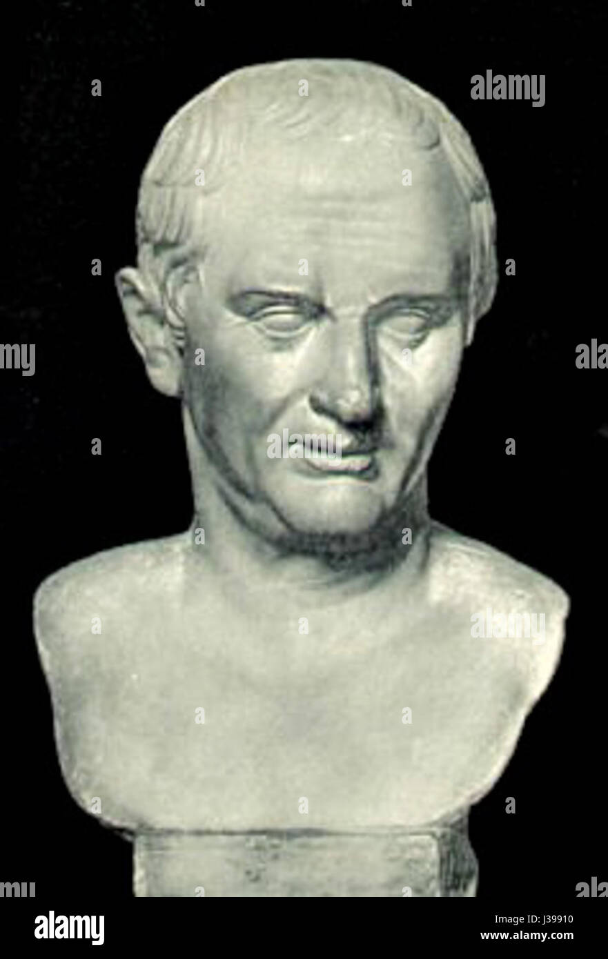 Ce buste de Cicéron, un éminent homme d'État et philosophe romain, reflète la tradition romaine classique du portrait. Cicéron était connu pour ses compétences oratoires, son travail au Sénat romain et ses écrits philosophiques. Banque D'Images