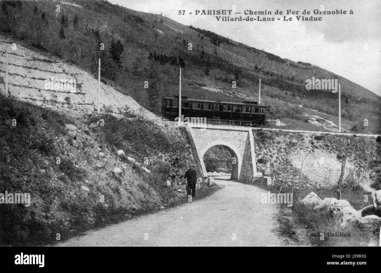 Le chemin de fer Grenoble-Villard-de-Lans est une ligne ferroviaire française historique qui reliait autrefois les villes de Grenoble et Villard-de-Lans. Il met en lumière l'histoire ferroviaire française et le transport régional dans les Alpes françaises. Banque D'Images