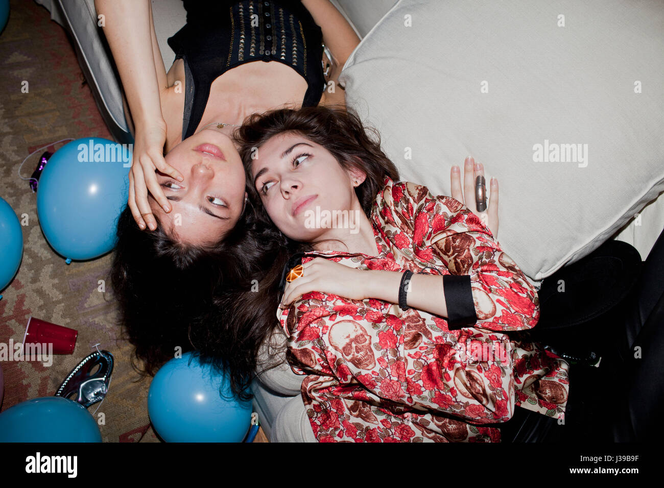 Les jeunes femmes lors d'une fête Banque D'Images Les jeunes femmes lors d'une fête Banque D'Images