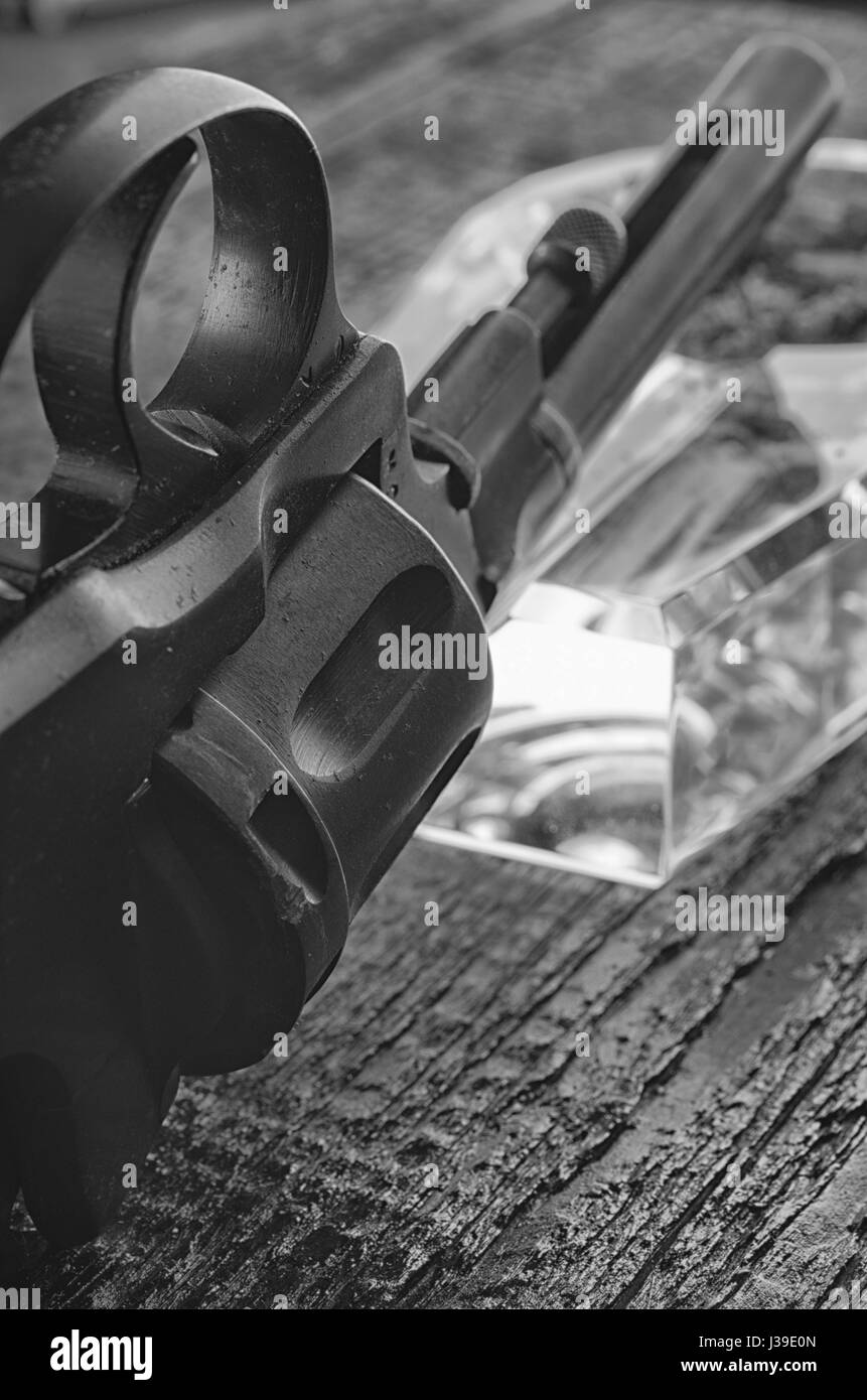 Pistolet, cendrier et fumée. La cigarette tue. Le danger. Banque D'Images