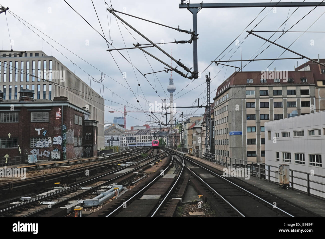 Chemins de S-Bahn, train et la tour de télévision près de l'Alexanderplatz à Berlin, Allemagne Banque D'Images