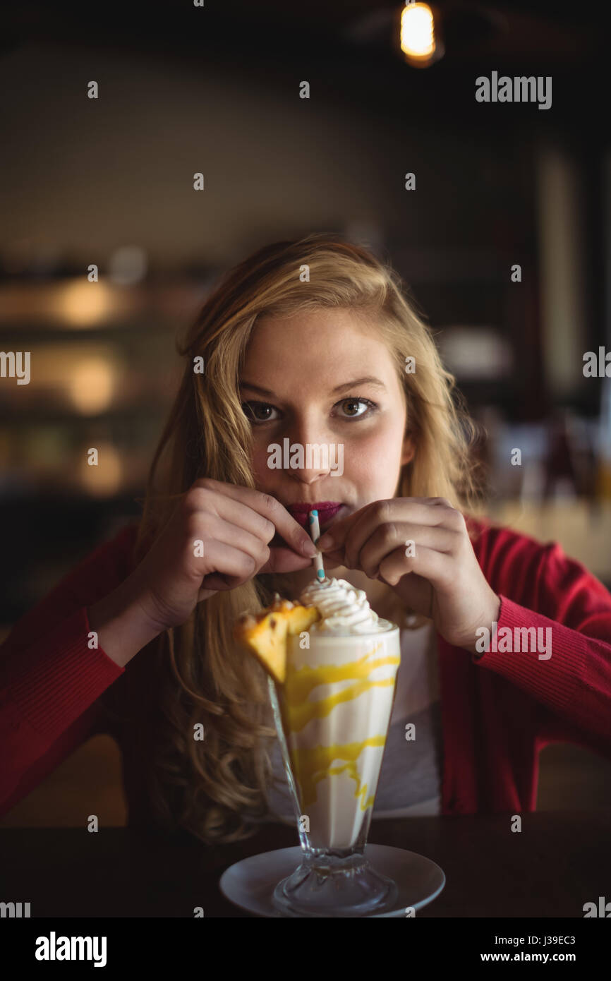 Portrait de belle femme ayant frappé dans le Banque D'Images