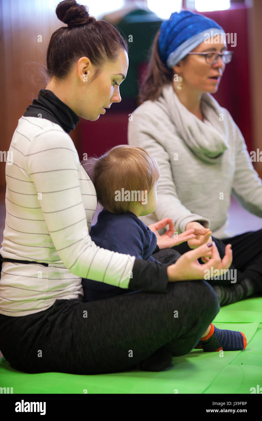 La mère et l'enfant la pratique du yoga Banque D'Images