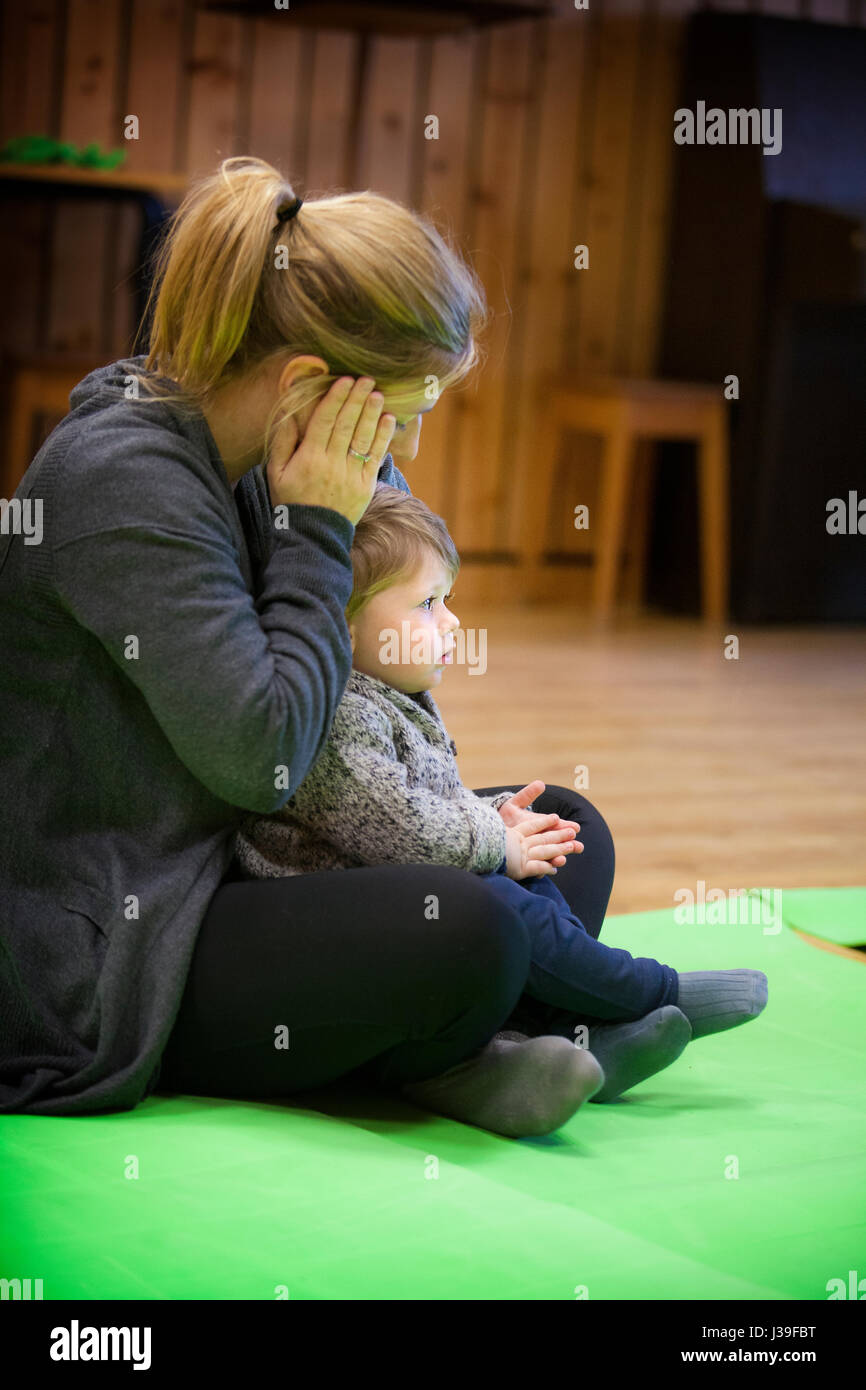 La mère et l'enfant la pratique du yoga Banque D'Images
