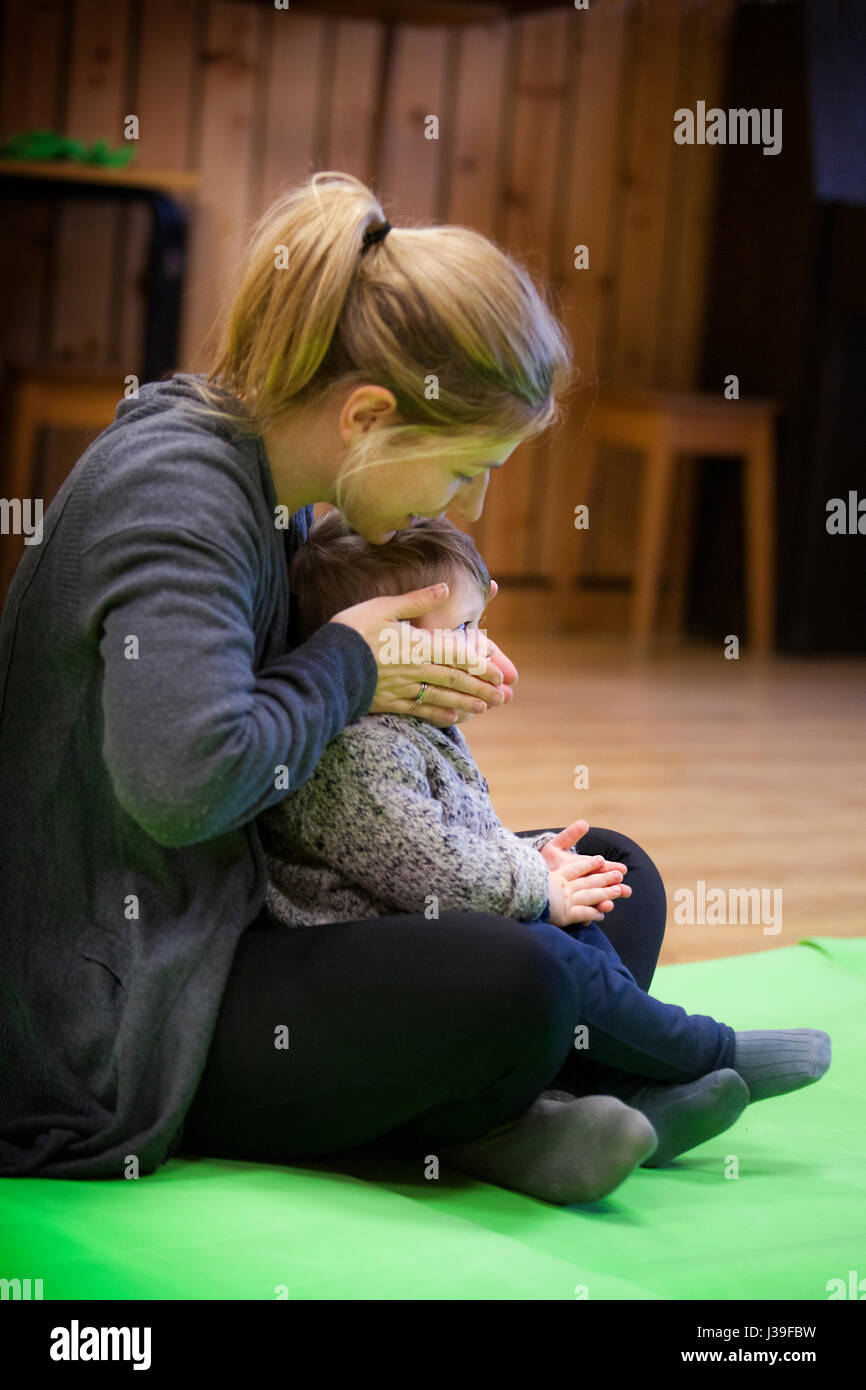 La mère et l'enfant la pratique du yoga Banque D'Images