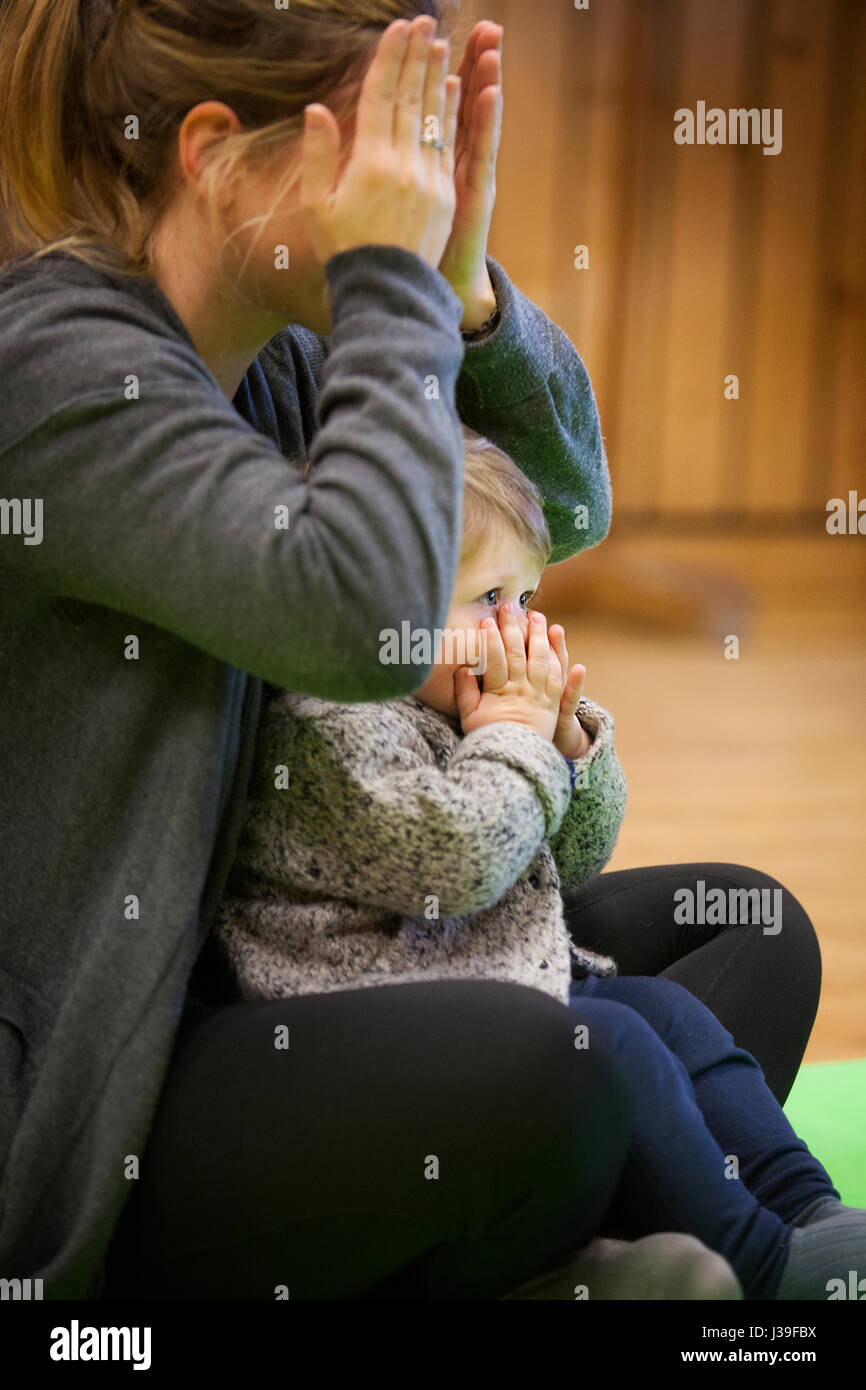 La mère et l'enfant la pratique du yoga Banque D'Images