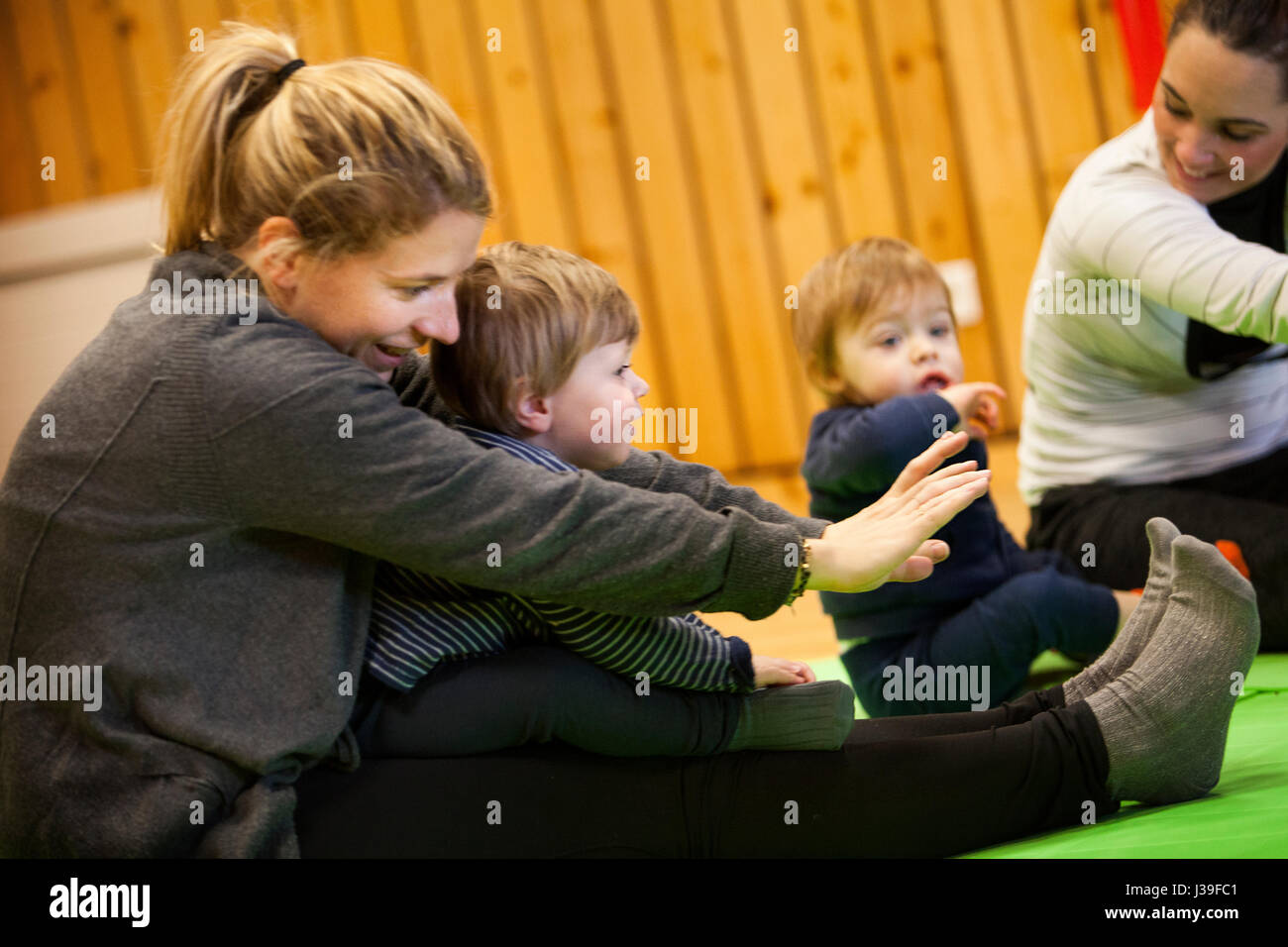 La mère et l'enfant la pratique du yoga Banque D'Images