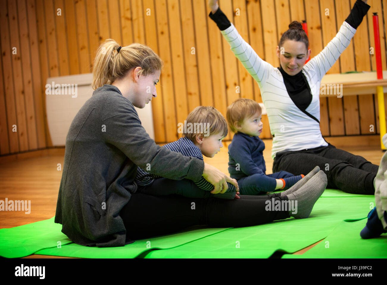 La mère et l'enfant la pratique du yoga Banque D'Images