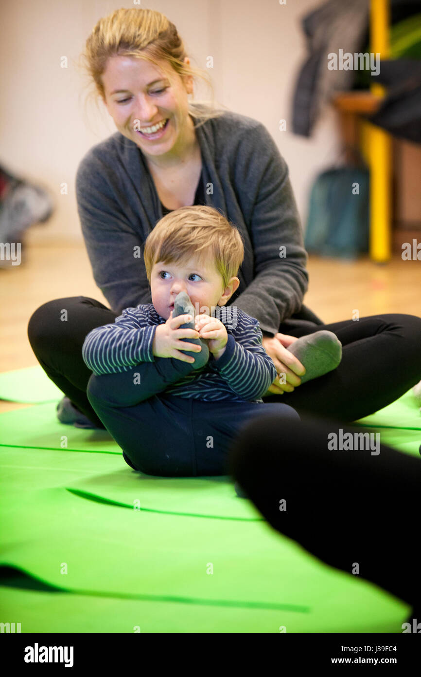 La mère et l'enfant la pratique du yoga Banque D'Images