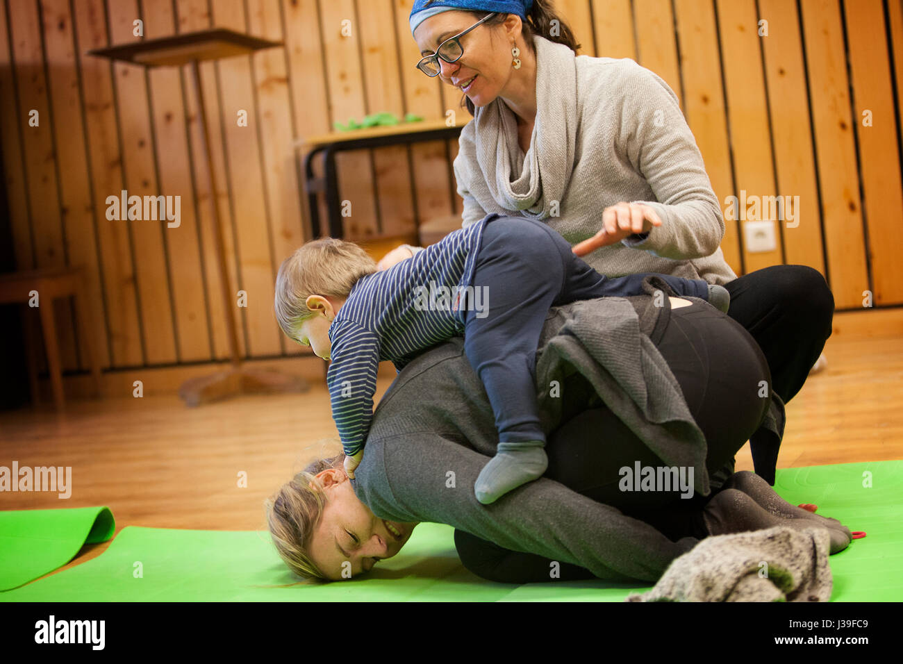 La mère et l'enfant la pratique du yoga Banque D'Images