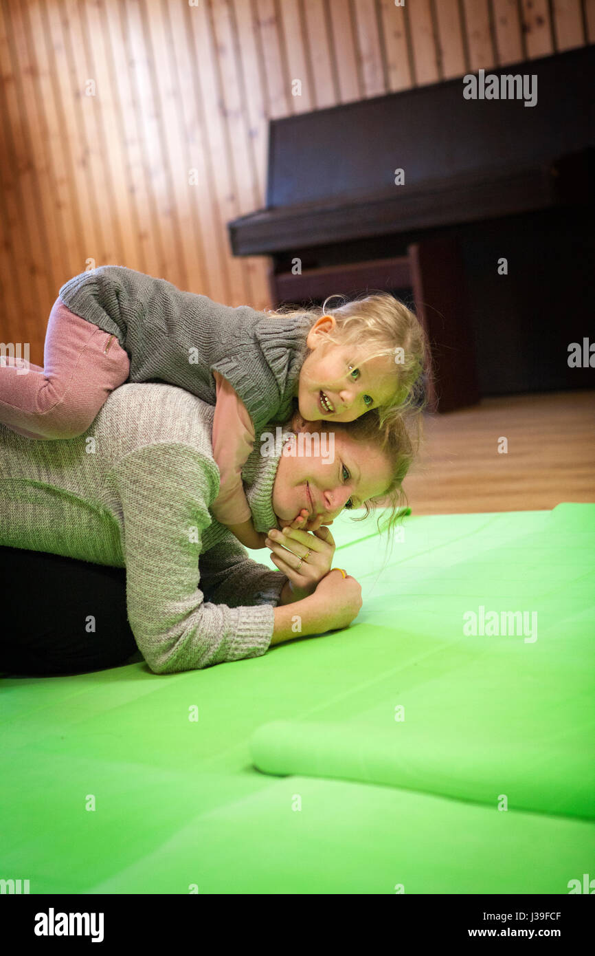 La mère et l'enfant la pratique du yoga Banque D'Images