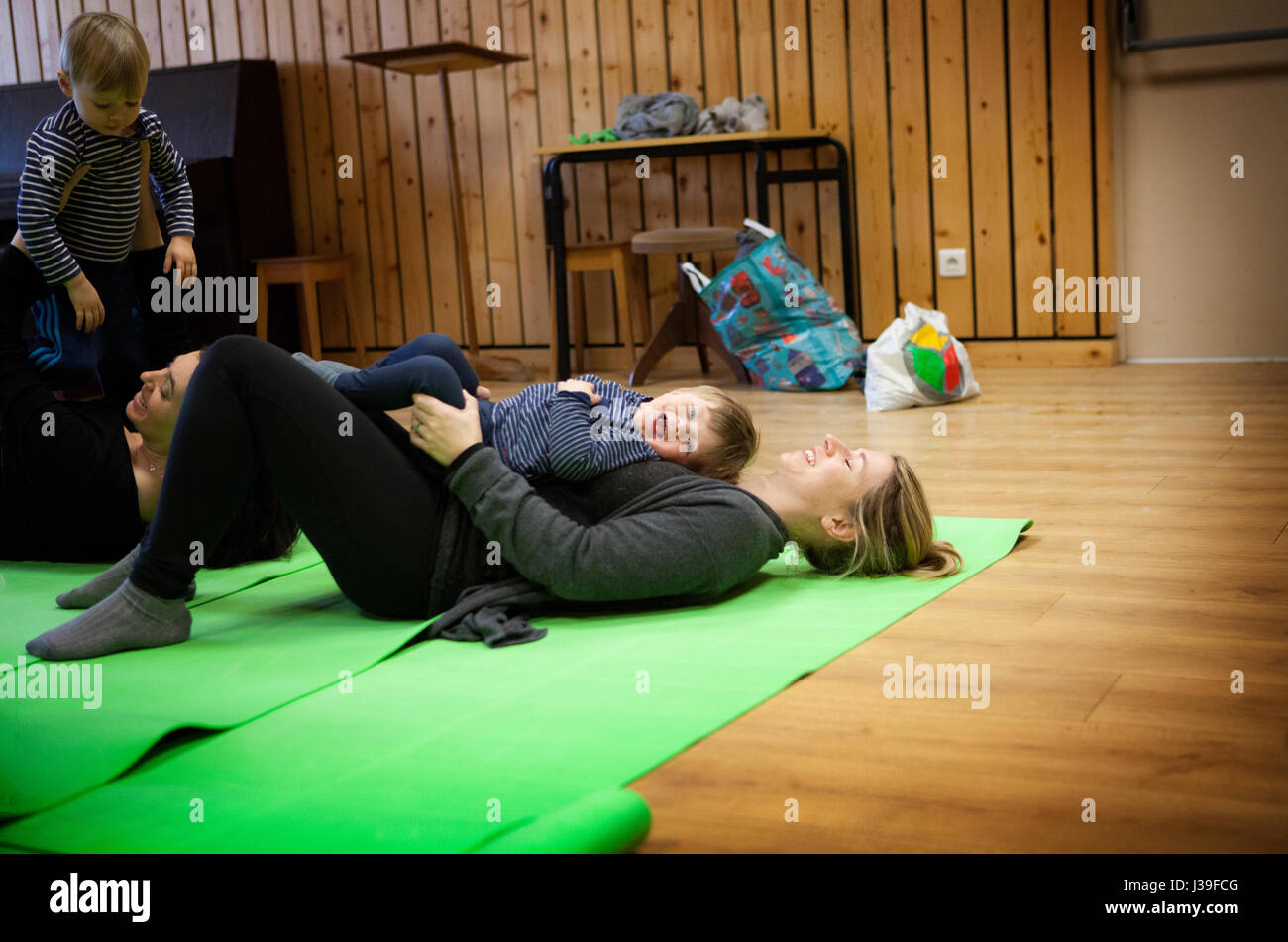 La mère et l'enfant la pratique du yoga Banque D'Images