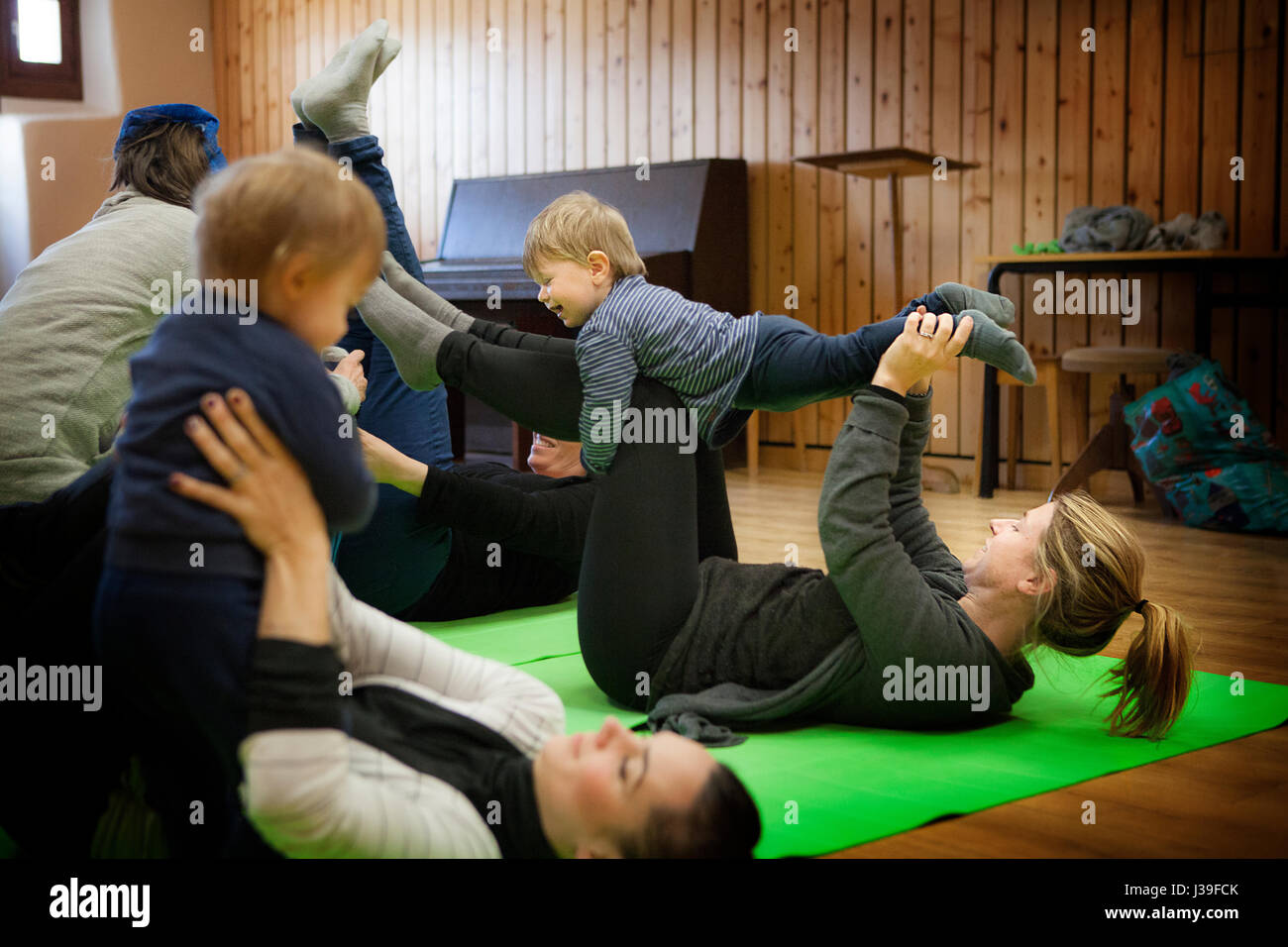 La mère et l'enfant la pratique du yoga Banque D'Images