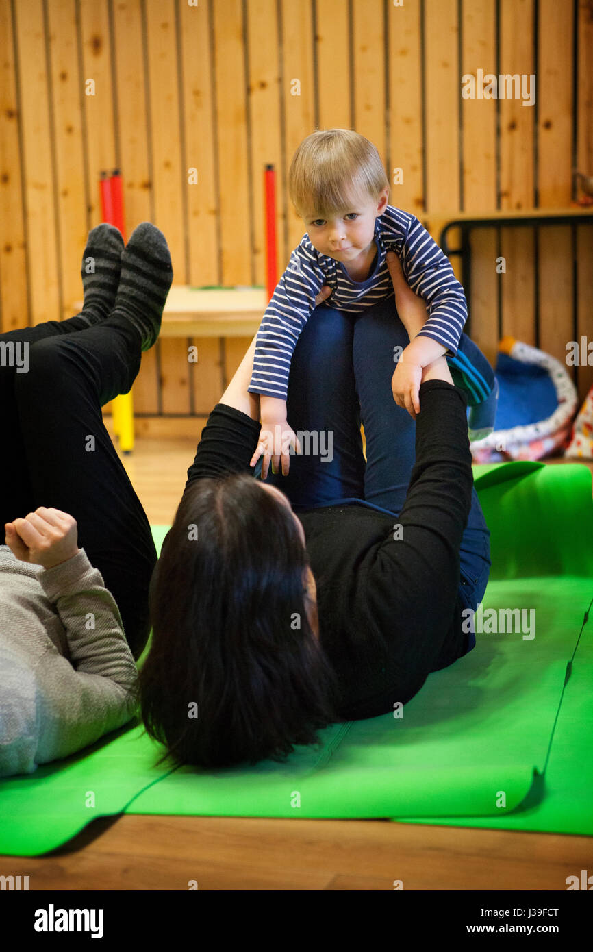 La mère et l'enfant la pratique du yoga Banque D'Images