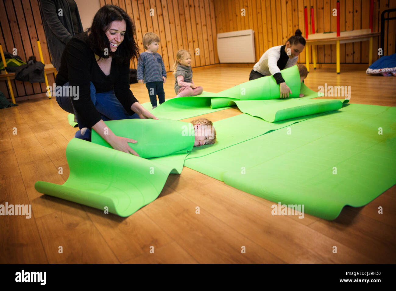 La mère et l'enfant la pratique du yoga Banque D'Images