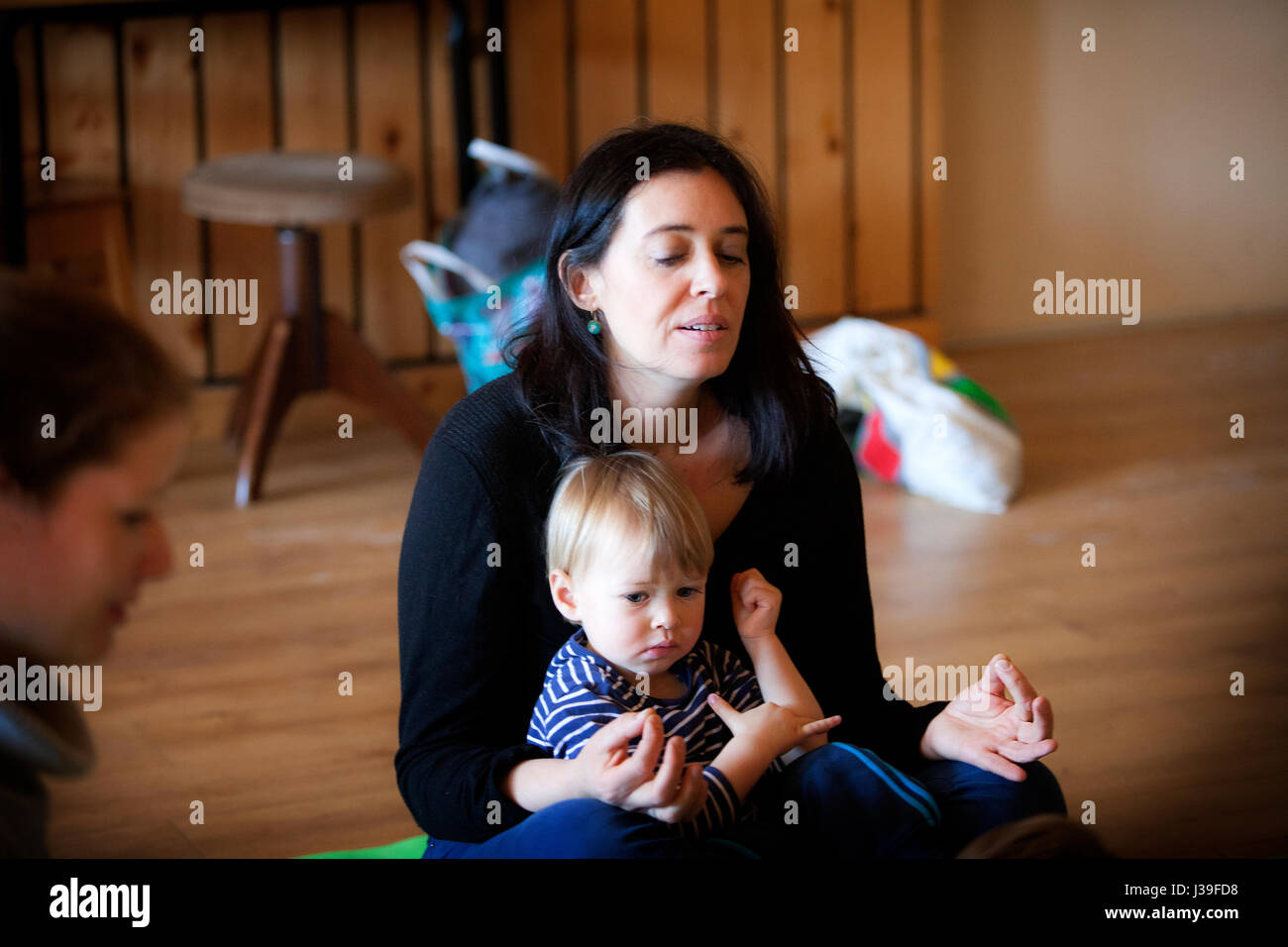 La mère et l'enfant la pratique du yoga Banque D'Images