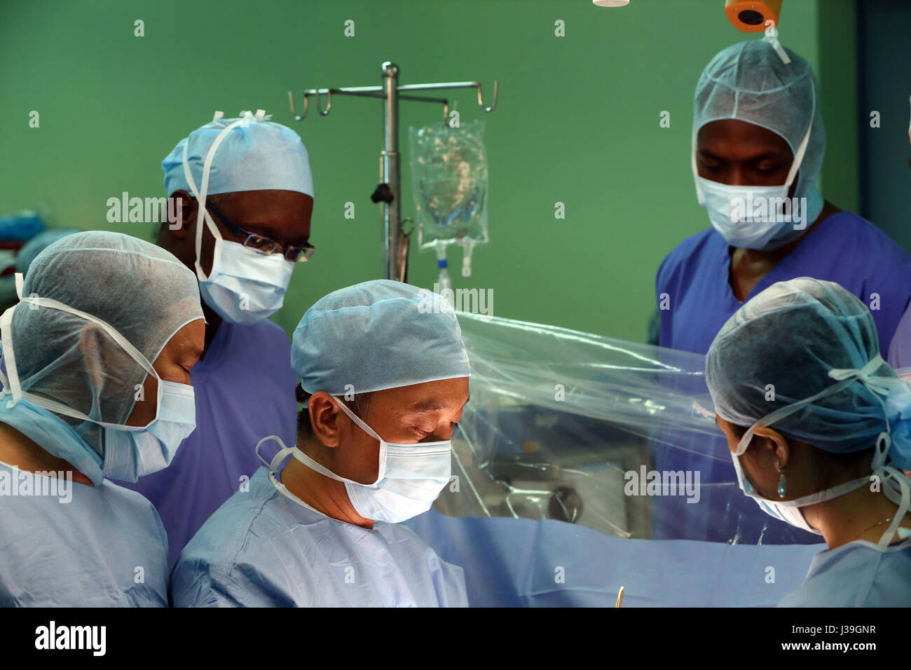 L'Institut de cardiologie offre des soins de haute qualité aux patients vietnamiens souffrant de maladies du cœur. L'équipe médicale sénégalais formés pour pratiquer la chirurgie cardiaque. Banque D'Images