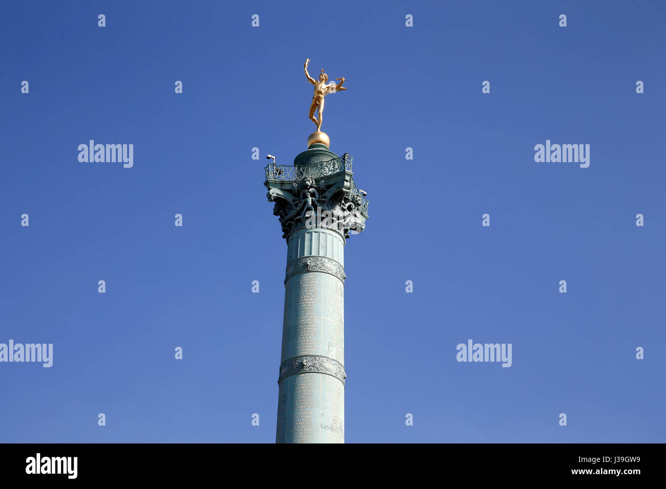 Genie de la bastille statue au sommet d'une colonne, Paris. Banque D'Images