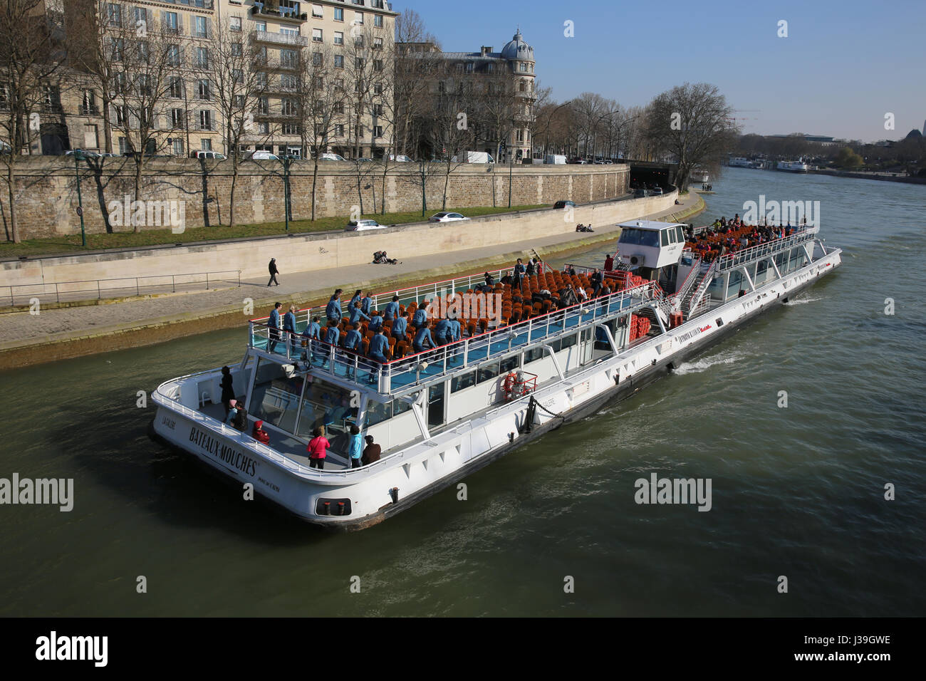 Bateau de tourisme sur la Seine à Paris. Banque D'Images