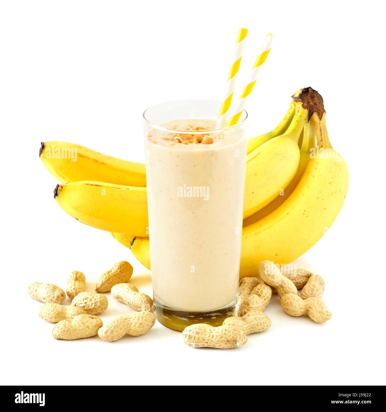 Smoothie banane beurre de cacahuète dans un verre avec paille et dispersés  d'arachides et bananes over white Photo Stock - Alamy