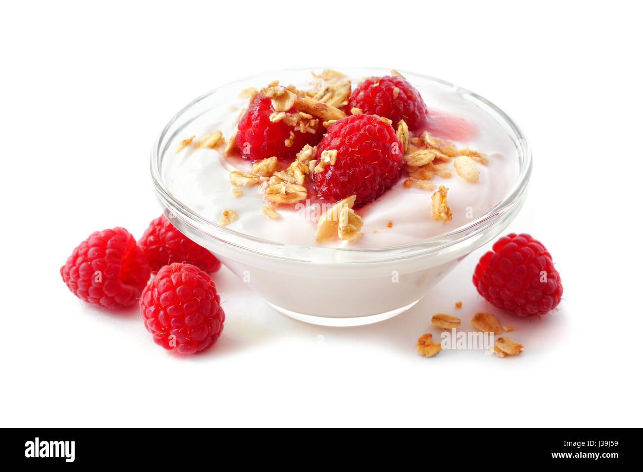 Cuve transparente de la framboise Yogourt aromatisé avec granola et fruits rouges sur un fond blanc Banque D'Images