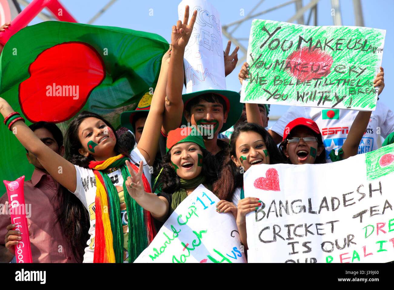 Fans de cricket en liesse pendant le match de la 10e Coupe du Monde de Cricket ICC à Sher -E- National Bangla Cricket Stadium. Dhaka, Bangladesh. Banque D'Images