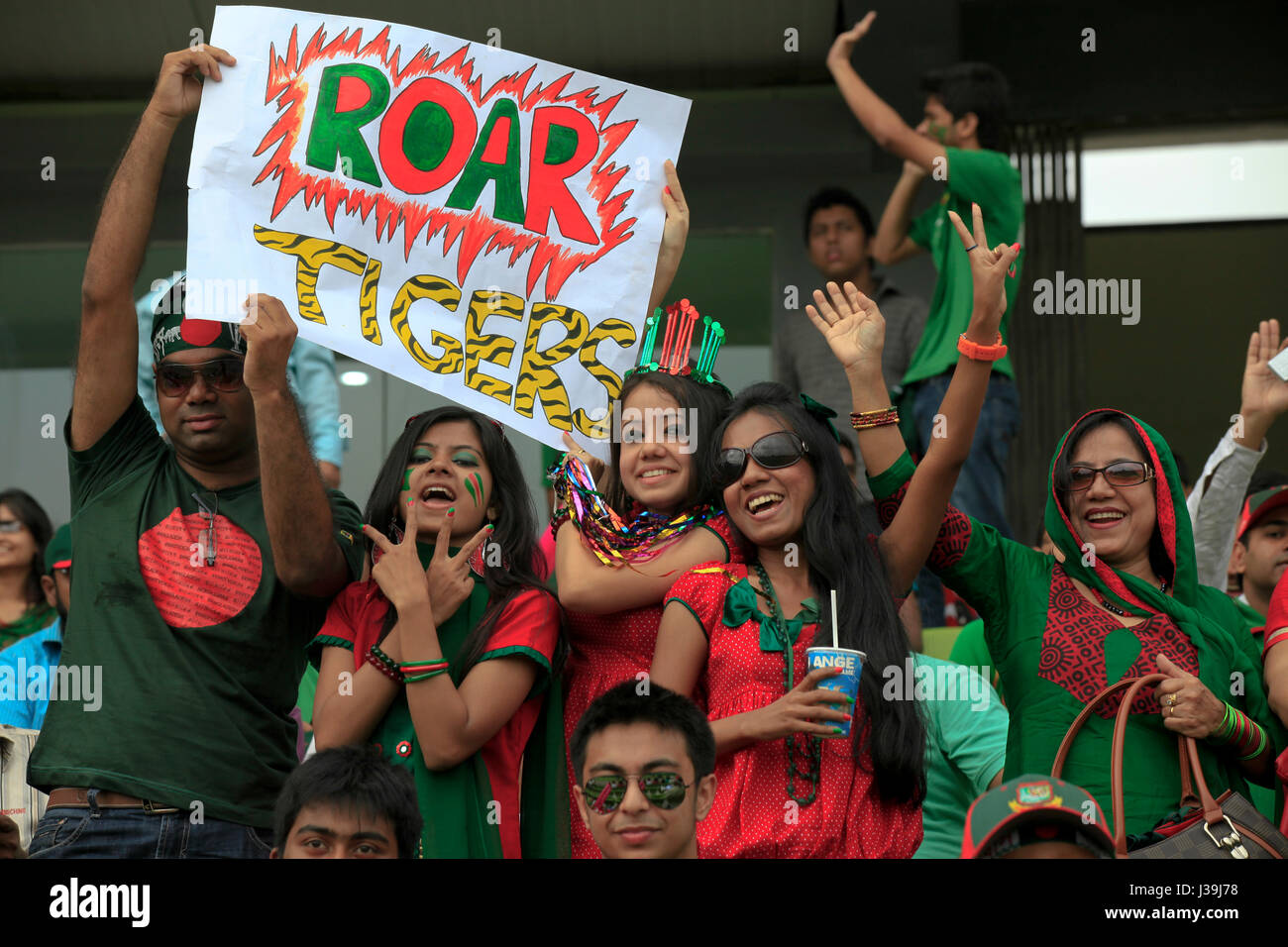 Fans de cricket en liesse pendant le match de la 10e Coupe du Monde de Cricket ICC à Sher -E- National Bangla Cricket Stadium. Dhaka, Bangladesh. Banque D'Images