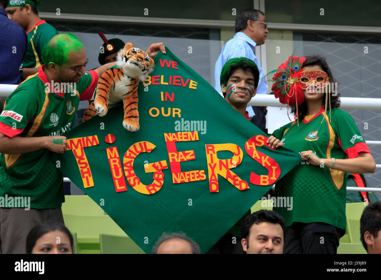 Fans de cricket en liesse pendant le match de la 10e Coupe du Monde de Cricket ICC à Sher -E- National Bangla Cricket Stadium. Dhaka, Bangladesh. Banque D'Images