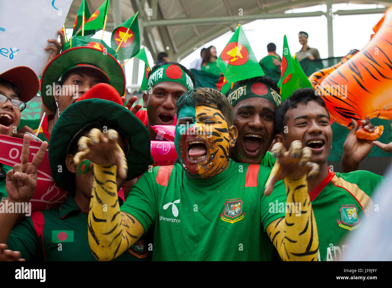 Fans de cricket en liesse pendant le match de la 10e Coupe du Monde de Cricket ICC à Sher -E- National Bangla Cricket Stadium. Dhaka, Bangladesh. Banque D'Images