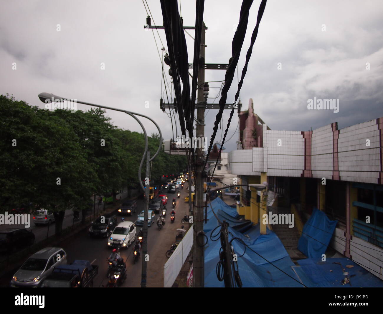 Les fils électriques dans la ville de Malang, à Java, en Indonésie Banque D'Images