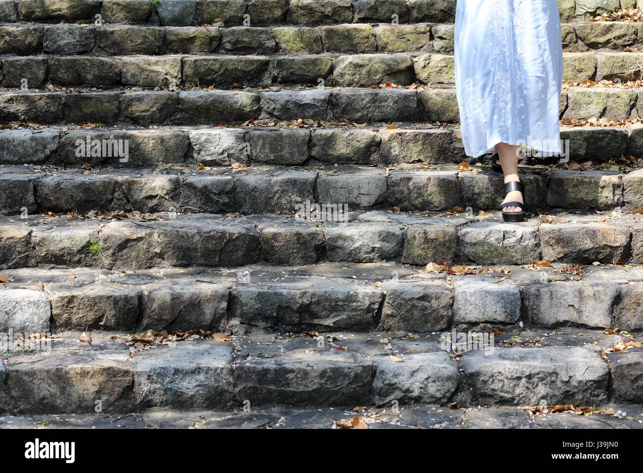 Femme jambes descendre l'ancien escalier Banque D'Images